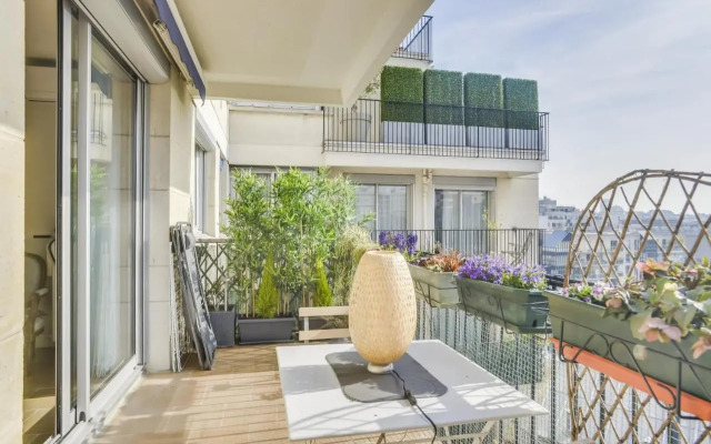 Charming apartment with terrace by Weekome