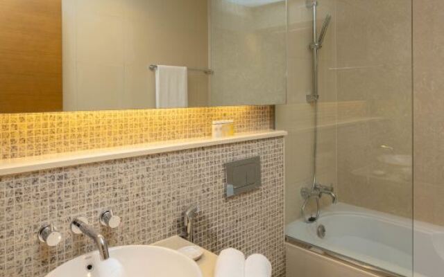 Dubai Mall short walk large studio | Balcony