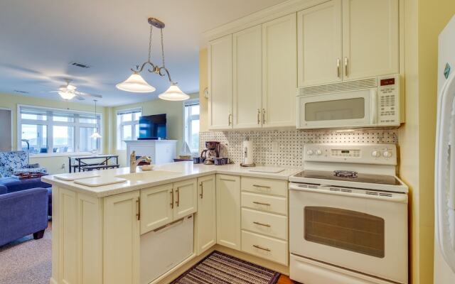 Lakefront Huddleston Condo w/ Community Pool