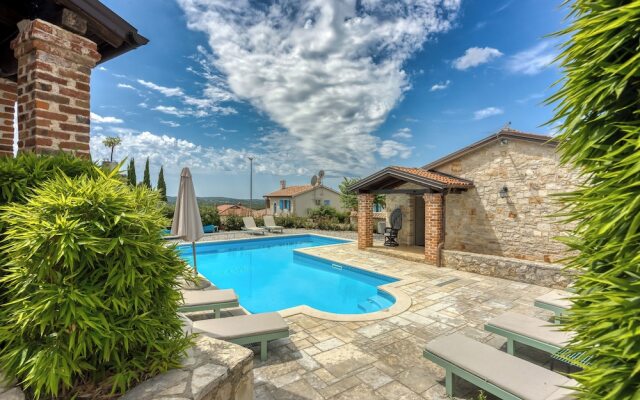 Vila Amyra With Pool