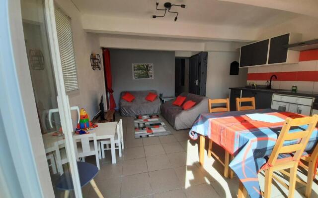 Superbe appartement F2 neuf : terrasse, barbecue.