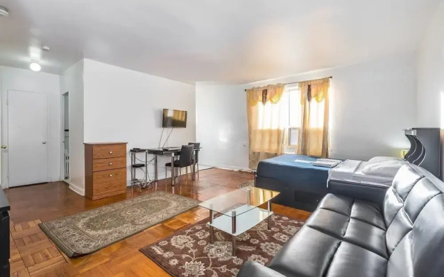 Magnificent Studio at Leaside -10 Mins to Downtown