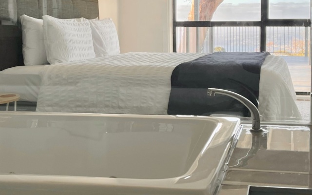 Arthurs Holiday Villa – Guest Rooms – Melbourne