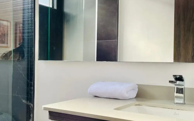 w Sunny 2BR in Modern Building in Chico