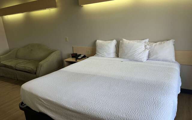 Days Inn & Suites by Wyndham Hutchinson