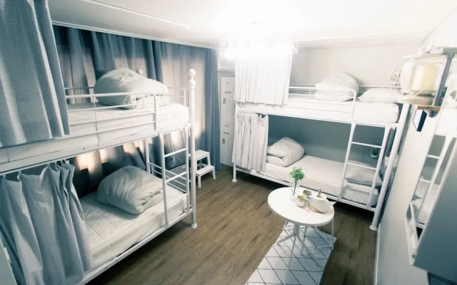 Travelholic Guesthouse - Hostel