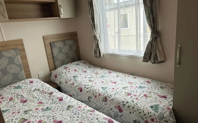 Felixstowe Chimo Caravan 8 Sleeps 5 min to Beach