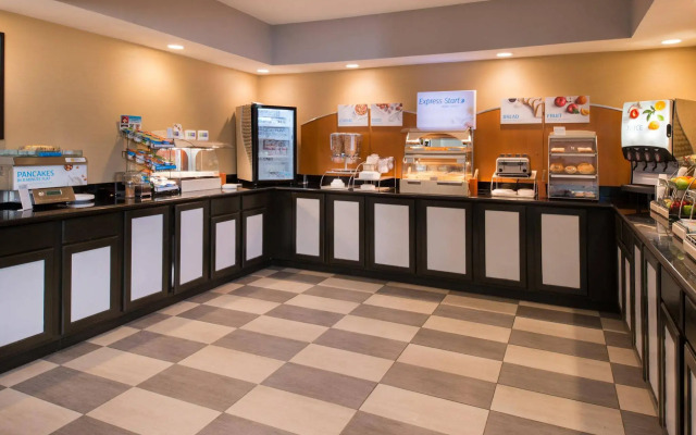Holiday Inn Express & Suites Bucyrus by IHG