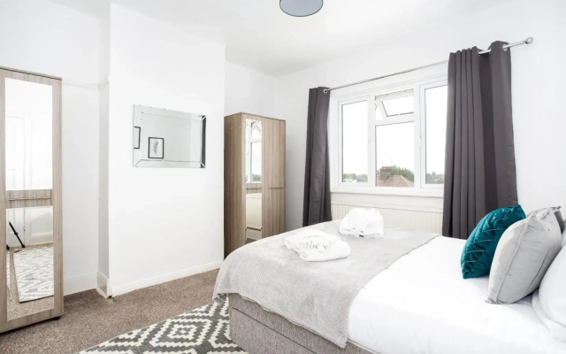 The Woodgrange - 4-Bedroom Apartment