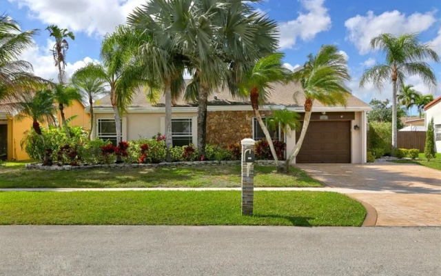 Golden Tropics 30 Minutes From Superbowl 2020 Pool Fenced Backyard