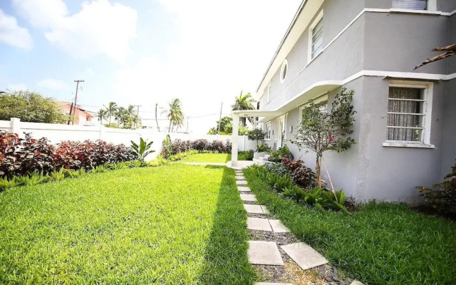 Astonishing Bayshore Villa with Pool