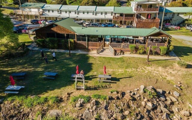 Geneva Hotel & Tiki Bar