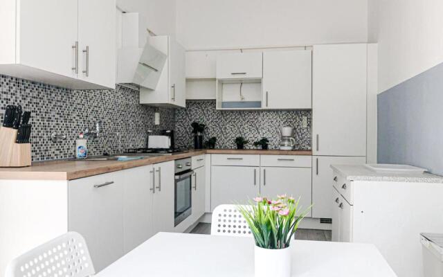 Commodious 2BR Apt. Near AKH-Perfect for Groups