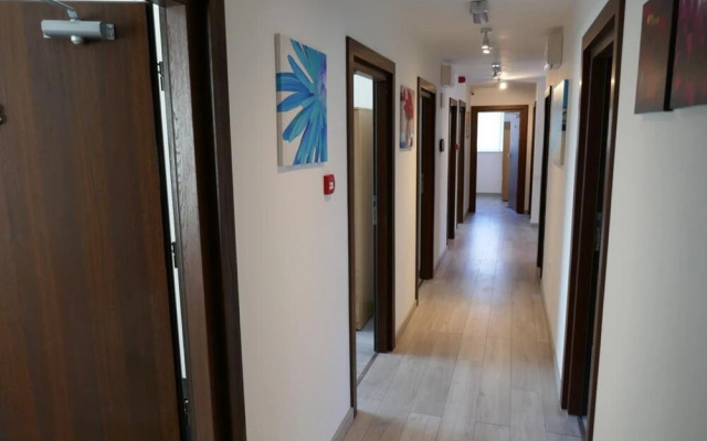 Immaculate 12-bed House Good Amenities in Wigan