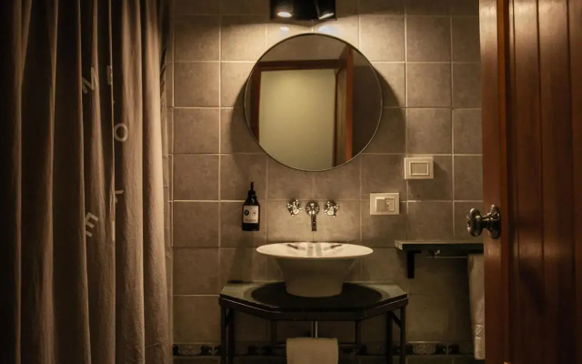 Peninsula Petit Hotel