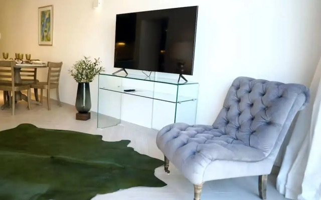 Spacious 2BR in Oxford 212 by Bespoke