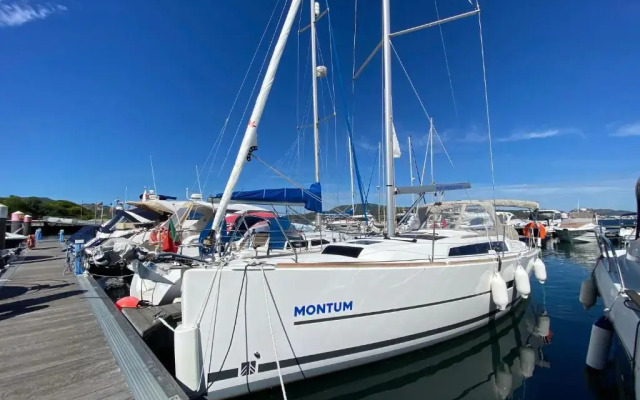 TROIA - Veleiro em marina