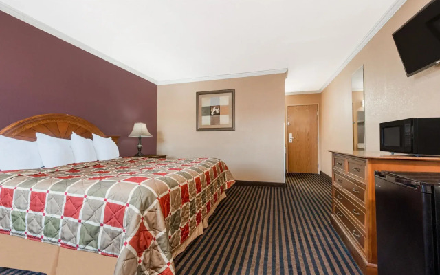 Days Inn by Wyndham Anderson IN