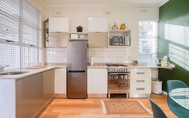 Hampton Collection - Stylish 3 Sleeper Apartment with Pool