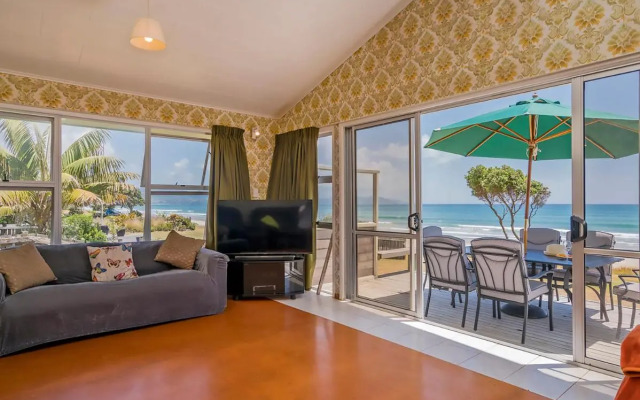 Beachfront Hideaway - Matarangi Holiday Home