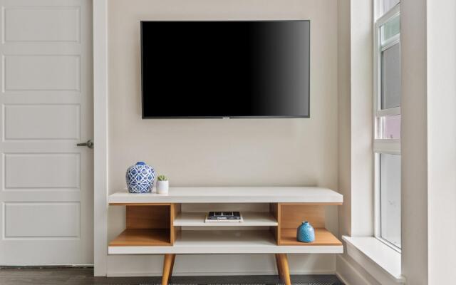 Denver | Unique 2BD/2BA Riverfront Apartment