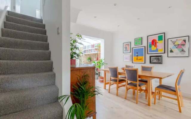 Beautifully Designed 2BD House - by Queen's Park!