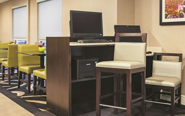 La Quinta Inn And Suites Detroit-Utica