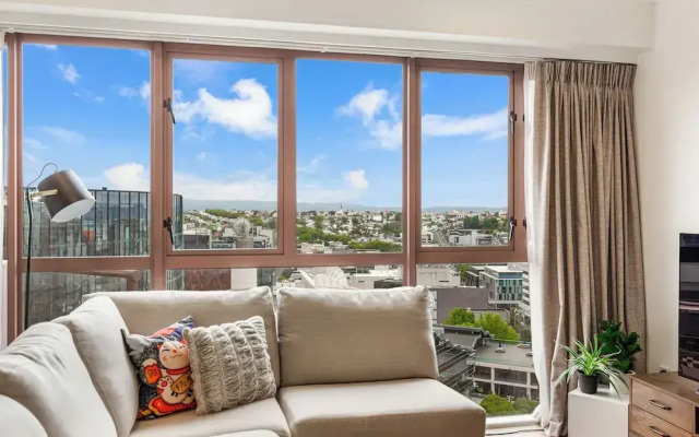 Stylish 2Br Apt With Balcony - Prime Cbd Location!