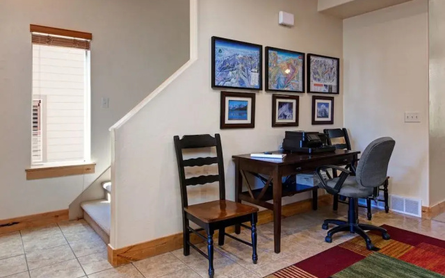 4BR 3.5BA Urban Alpine Home by RedAwning