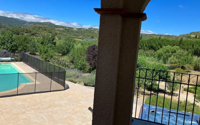 Villa With Private Pool and Jacuzzi