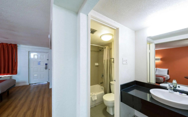 Motel 6 Dallas, TX - Farmers Branch