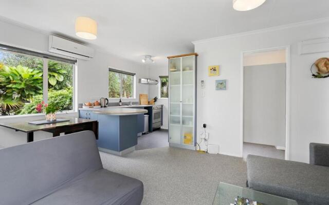 The Wee Blue Bach - Waikanae Beach Holiday Home