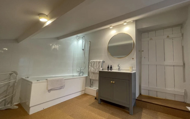 Simple Luxury in Brecon Beacons Village House