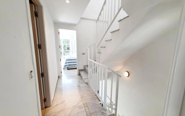 Lomas de Cabopino House