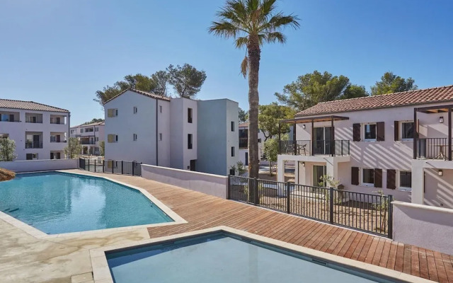 Apartment in Giens With Pool & Beaches Nearby