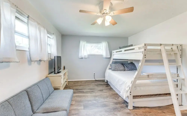 Backyard Hangouts: Bradenton Home Near Dining!