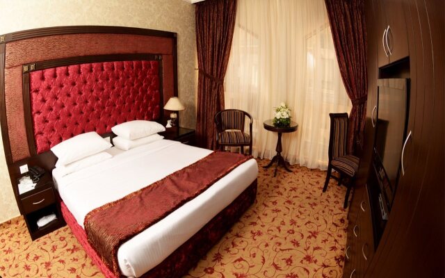 Queen's Suite Hotel