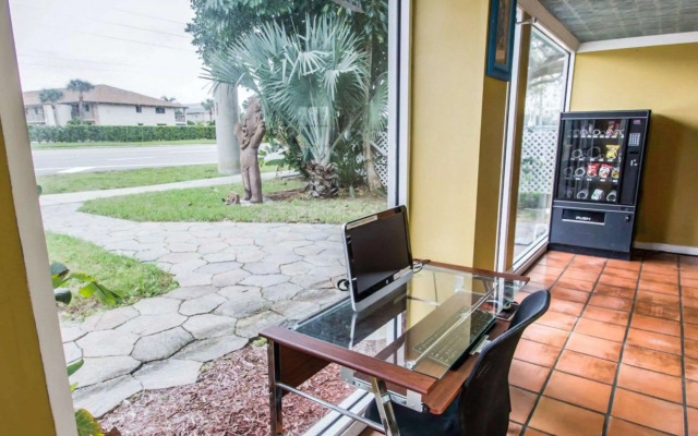 Econo Lodge Cocoa Beach - near the Port