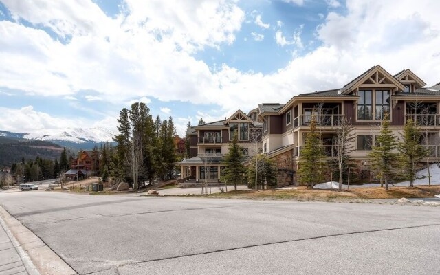 Tyra Riverbend 111 Condo by RedAwning