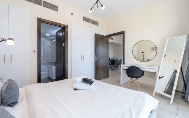 Refined 1BR Retreat in The Point Tower - Marina