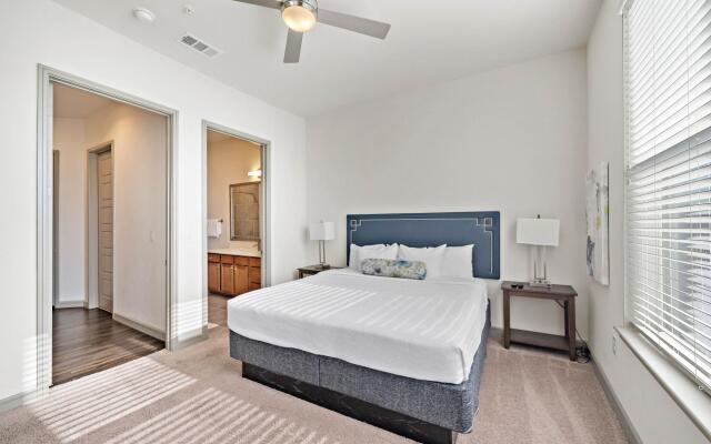 Deep Cleaned Modern 2BR Apt Downtown Location