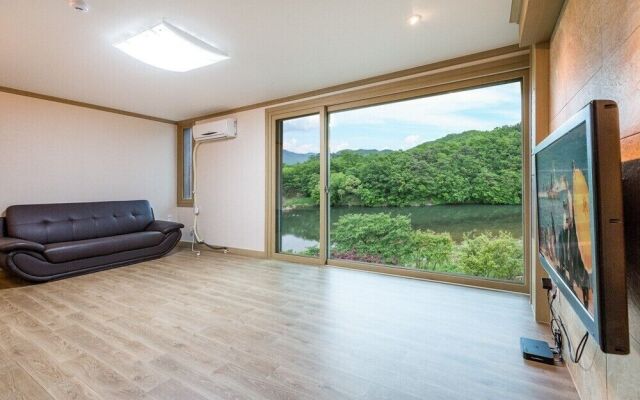 Gumgwan Forrest Riverside House