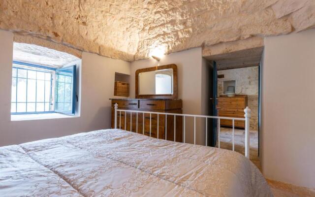 2496 Trullo Chiaro di Luna by Perle di Puglia