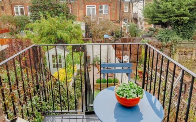 Stunning 2 Bedroom Flat With a Garden in Barnes