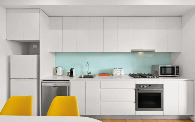 Central Luminous 2 Beds With Balcony Aircon