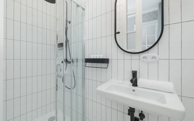 Air Conditioning & Balcony by Renters