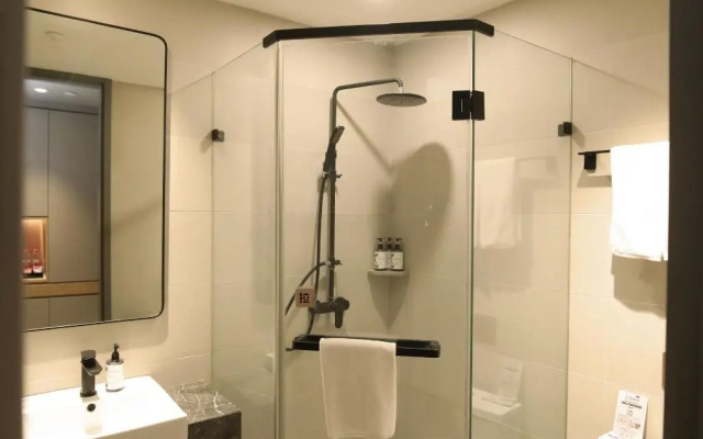 Ease Hotel (Shanghai Stadium Wanping South Road)