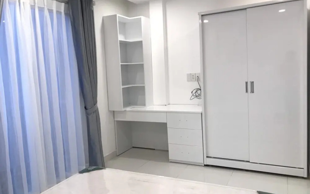 Smiley Apartment 8