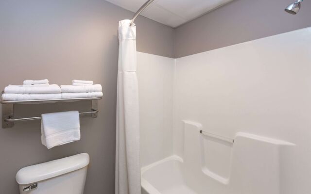 Super 8 Carroll/East