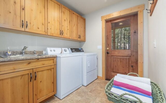 Getaway Moose 3 Bedroom Home by NW Comfy Cabins by RedAwning